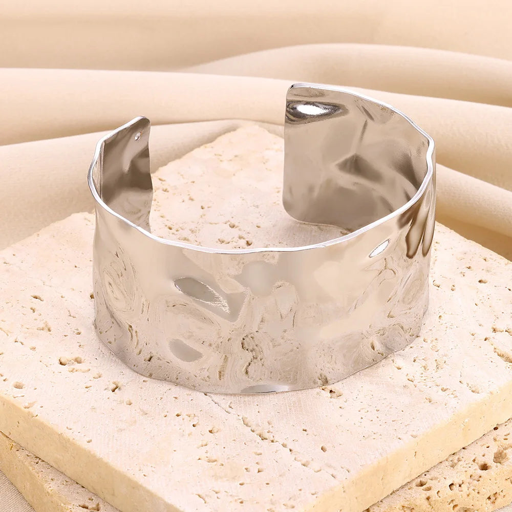 Vintage bracelet with an irregular shape, open and made of stainless steel.