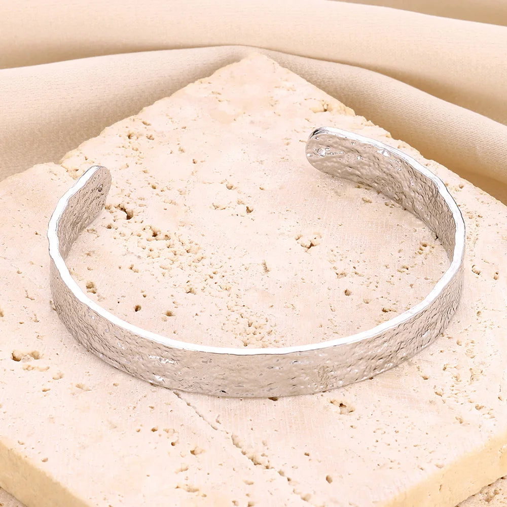 Vintage bracelet with an irregular shape, open and made of stainless steel.