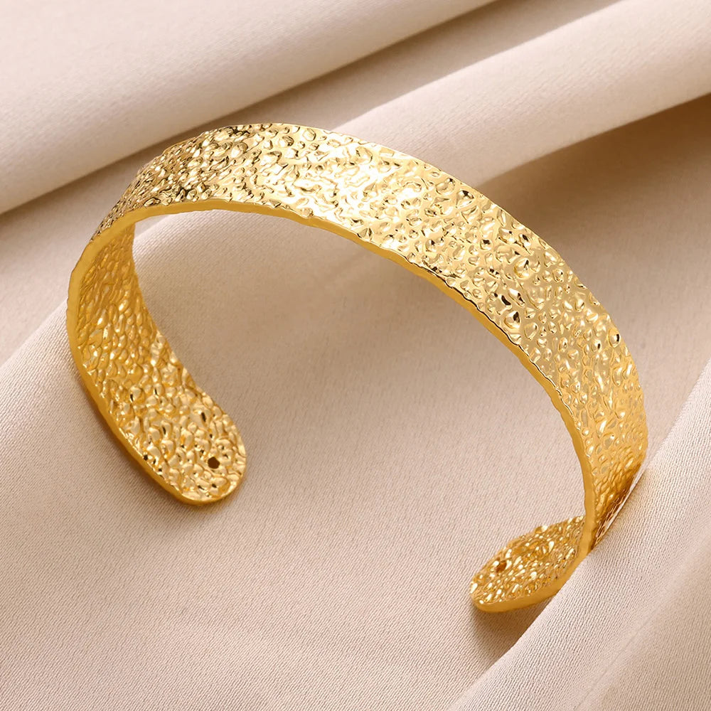 Vintage bracelet with an irregular shape, open and made of stainless steel.