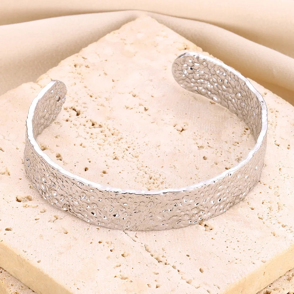 Vintage bracelet with an irregular shape, open and made of stainless steel.