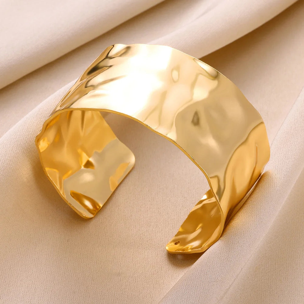 Vintage bracelet with an irregular shape, open and made of stainless steel.