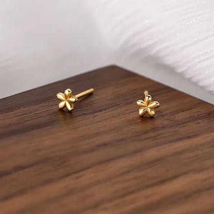 Flower-shaped stud earrings. Gold and silver