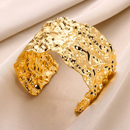 Vintage bracelet with an irregular shape, open and made of stainless steel.