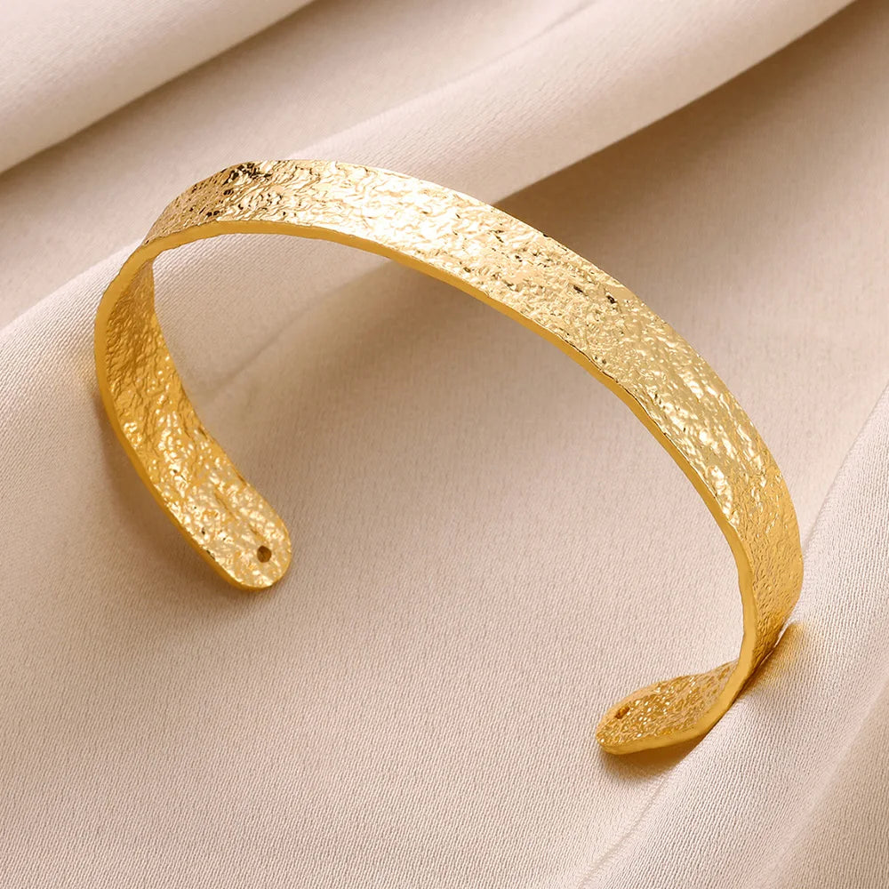 Vintage bracelet with an irregular shape, open and made of stainless steel.