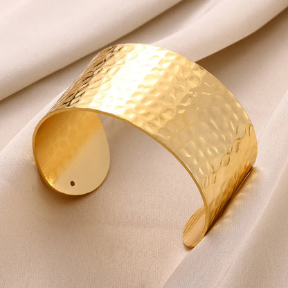 Vintage bracelet with an irregular shape, open and made of stainless steel.