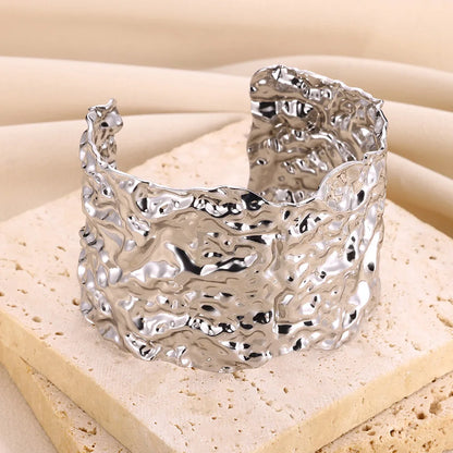 Vintage bracelet with an irregular shape, open and made of stainless steel.