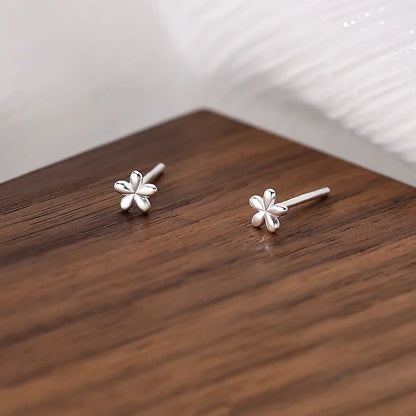 Flower-shaped stud earrings. Gold and silver