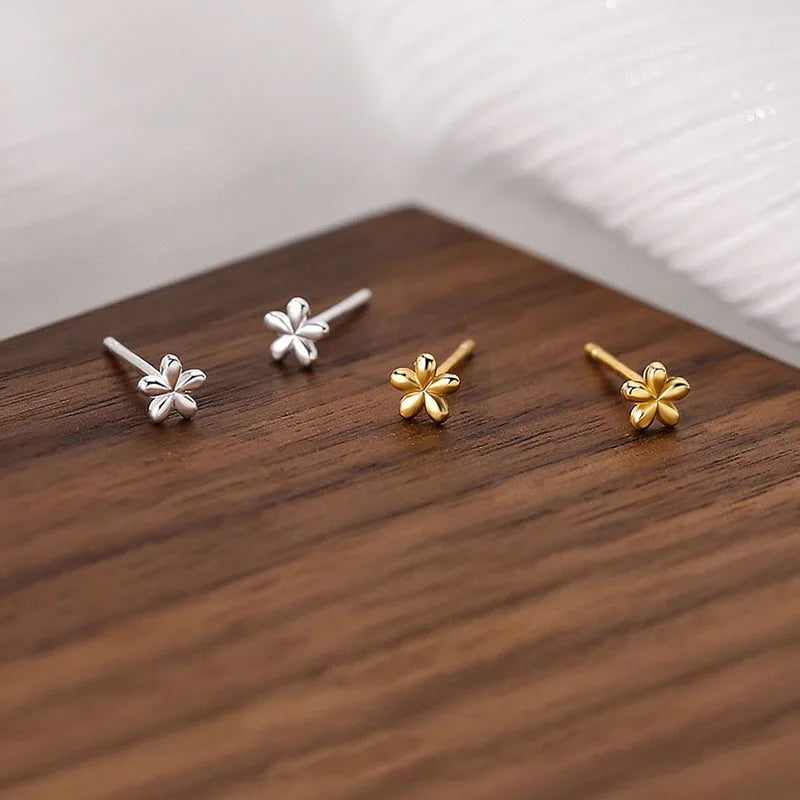 Flower-shaped stud earrings. Gold and silver