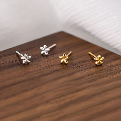 Flower-shaped stud earrings. Gold and silver